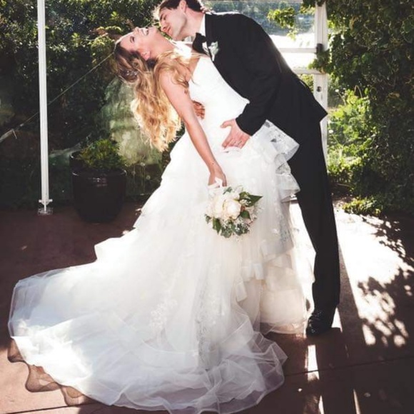 Vera Wang Designer Wedding Dress - Picture 2 of 5